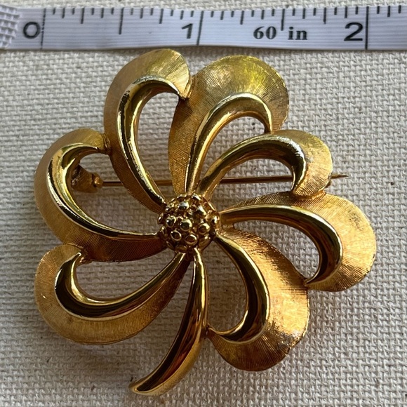 Vintage Gold-Tone Swirl Petal Flower Brooch – Elegant Statement Pin - Picture 2 of 3